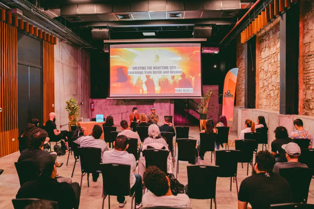 Asistentes en un taller de Panama Crossroads 2025