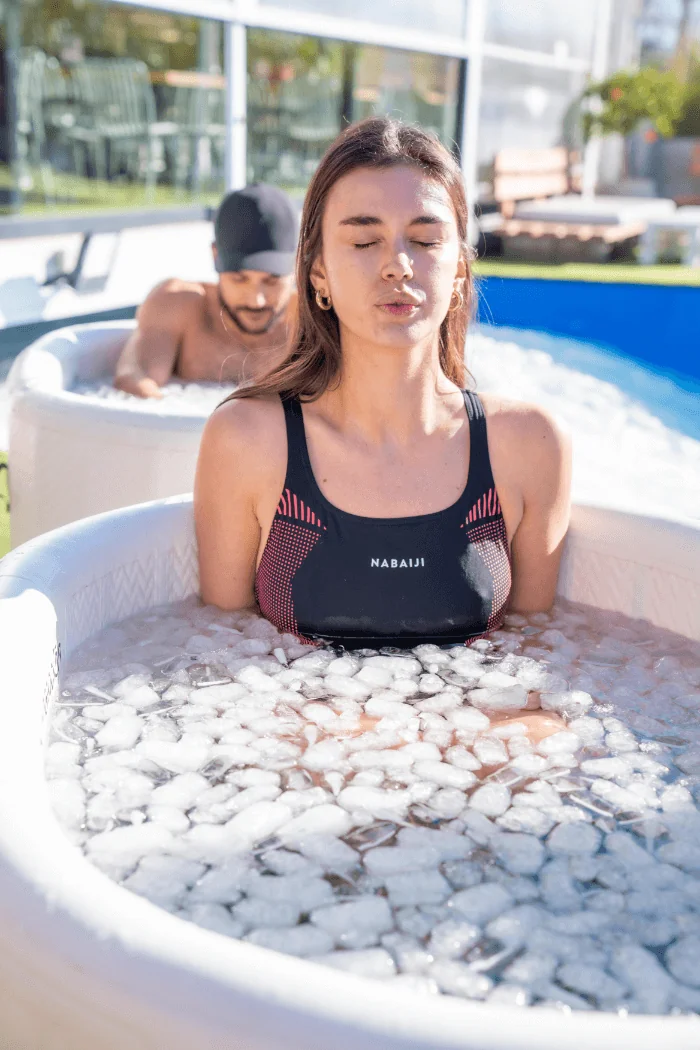 Participante en la bañera de hielo durante el taller Panamá Respira