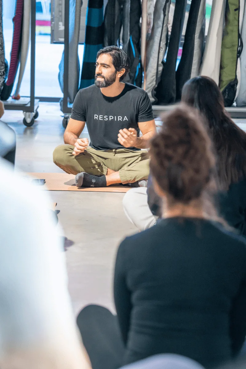 Felipe Galvis explicando el Método Wim Hof a los asistentes