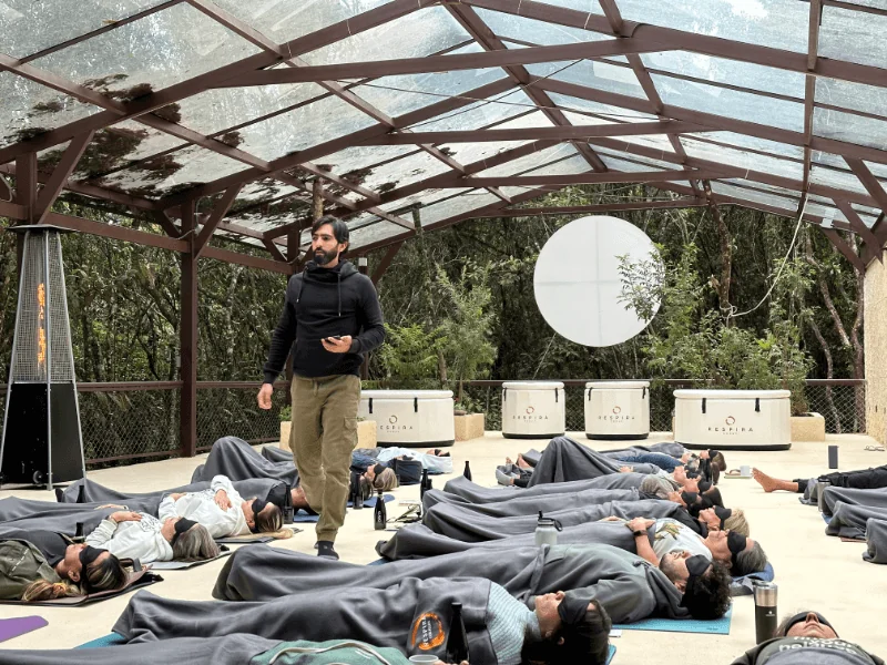 Sesión grupal de respiración al aire libre con Felipe Galvis